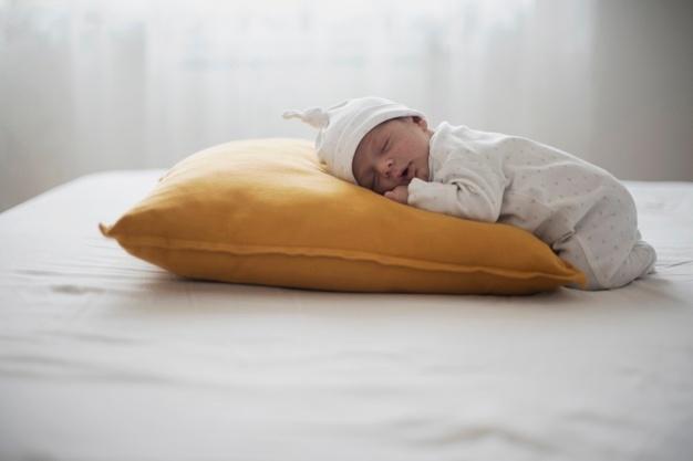 Новорожденный спит большую часть суток