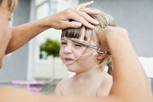 Как подстричь ребенка девочку самому. Как подстричь ребенка — пошаговая инструкция и схемы стрижек для мальчиков и девочек