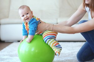 Гимнастика для развития малыша в 5 месяцев