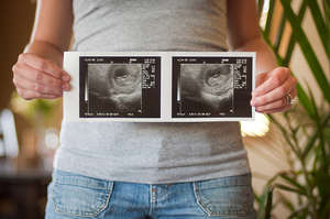 Беременная со снимками УЗИ