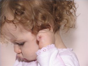 Почему болит ухо у ребенка