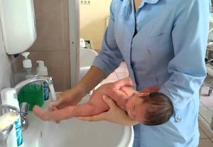 Как подмывать новорождённую девочку под краном