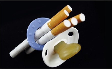 Сигареты в пустышке: курение при беременности смертельно опасно для ребенка.