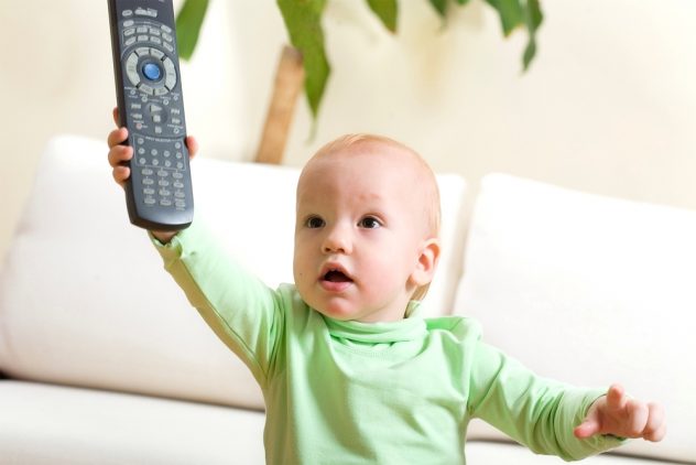 ребенок держит пульт от телевизора