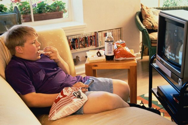 еда перед телевизором приводит к лишнему весу у детей