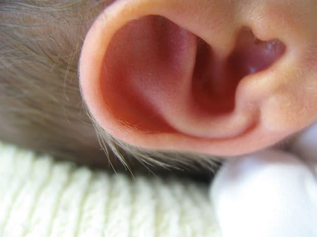 как чистить уши новорожденному