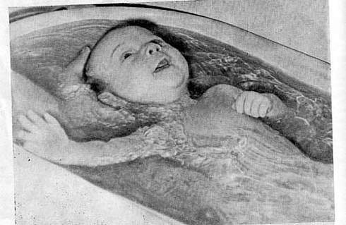 Плавание малышей в ванне. Поддержка ковшиком