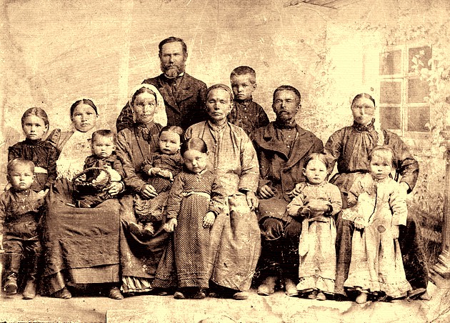 Многодетная крестьянская семья. Старинное фото