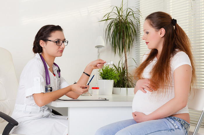 Беременная женщина у врача генетика