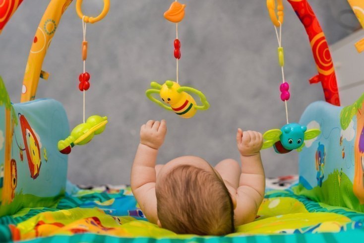 Игрушки и другие средства для развития ребенка первых 3 месяцев