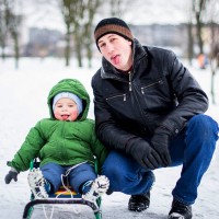 Папа и малыш показывают язык зиме