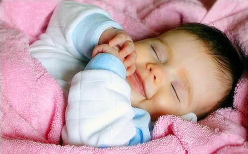 Младенец спит сладким сном и даже улыбается