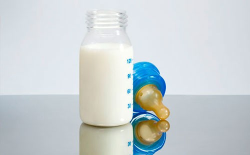 Молочная смесь в бутылочке