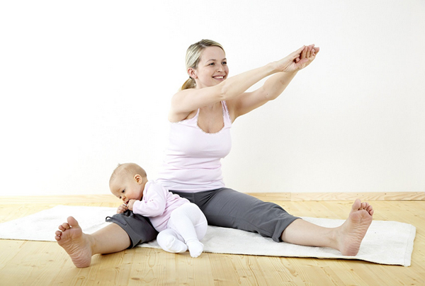 Мама делает упражнения с малышом