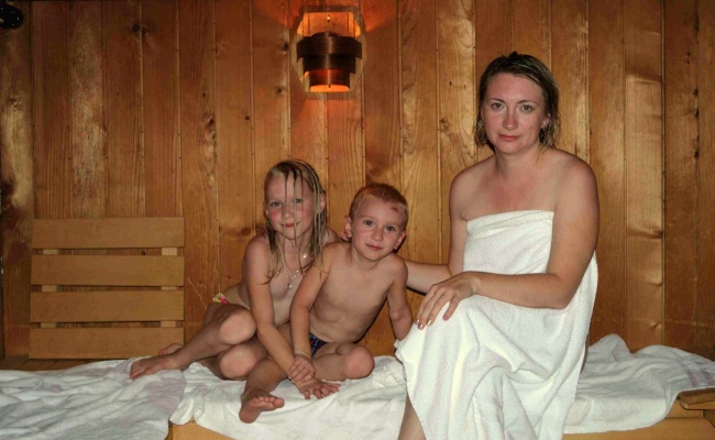 Мама с детьми в бане