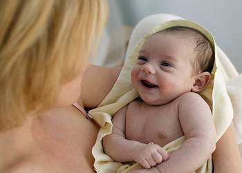 когда новорожденный начинает улыбаться и агукать: развиваем речь