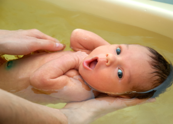 купание новорожденного с обработанным пупком