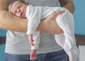 почему новорожденный кряхтит и тужится во сне - причины и их устранение