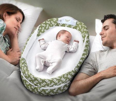 Новорожденный спит с родителями