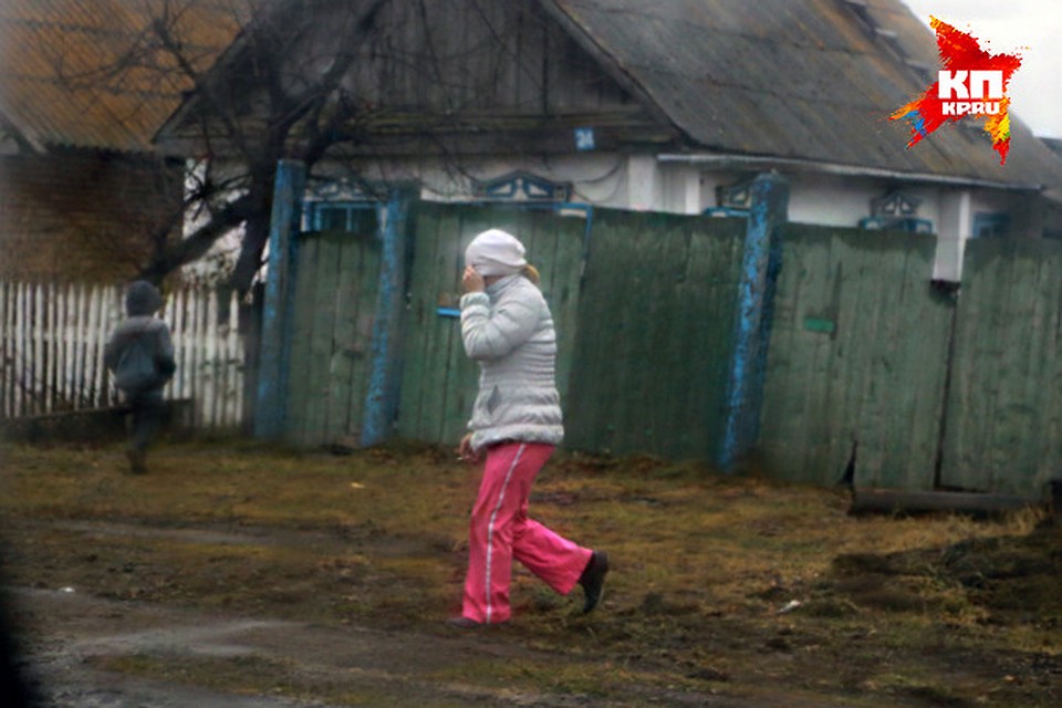 Девочка рукой придерживает куртку в районе живота, а  другой… держит сигаретку Фото: Мария ЛЕНЦ