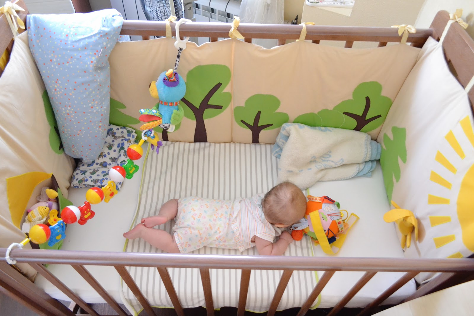 защитные бортики в кроватку для малыша