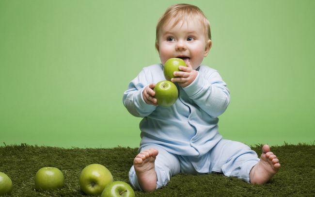 Ребенок должен регулярно употреблять яблоки и другие полезные фрукты и овощи
