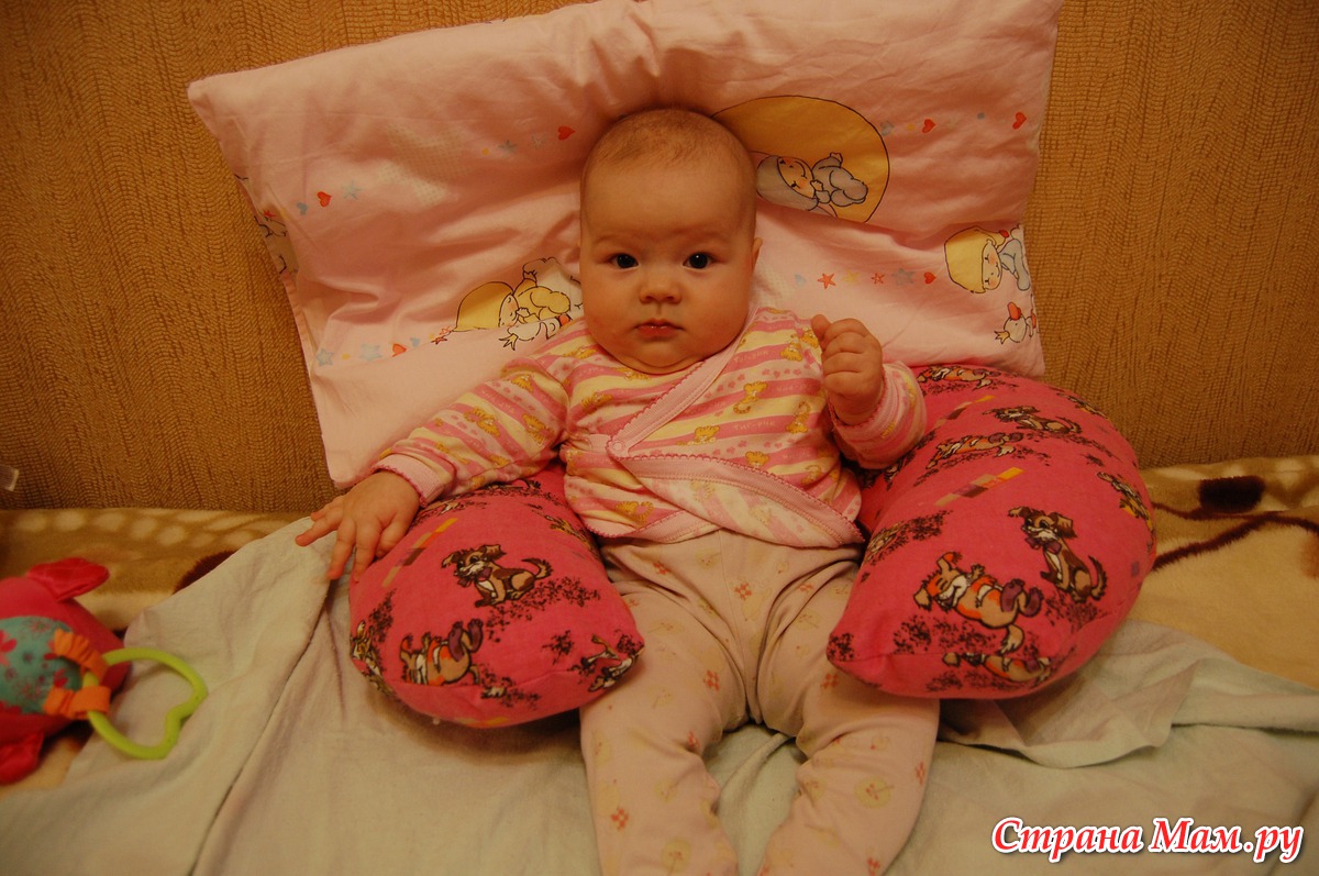 Подушка со скольки месяцев можно. Усаживать ребёнка в подушки. Присаживать ребенка в подушки. Сажать в подушки ребенка. Подушка для усаживания.