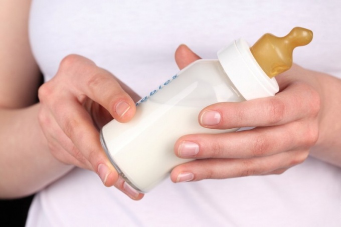 Как сцеживать молоко руками