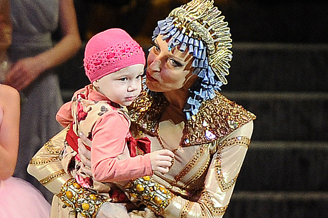Балерина Илзе Лиепа с дочерью Надеждой на своем бенефисе на Новой сцене Большого театра в Москве.