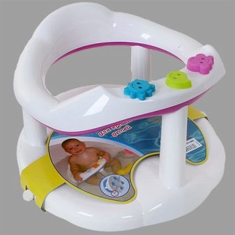 Стульчики для купания малыша в ванной: виды и нюансы выбора