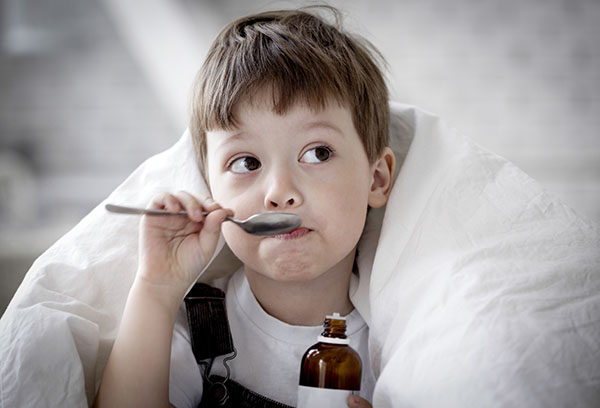 Ребенок пьет сироп от кашля