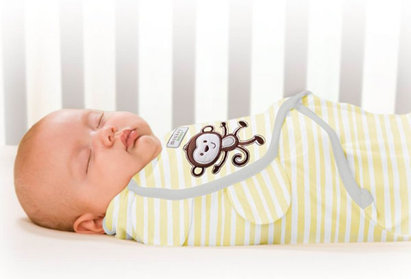 Спящий младенец в трикотажной пеленке