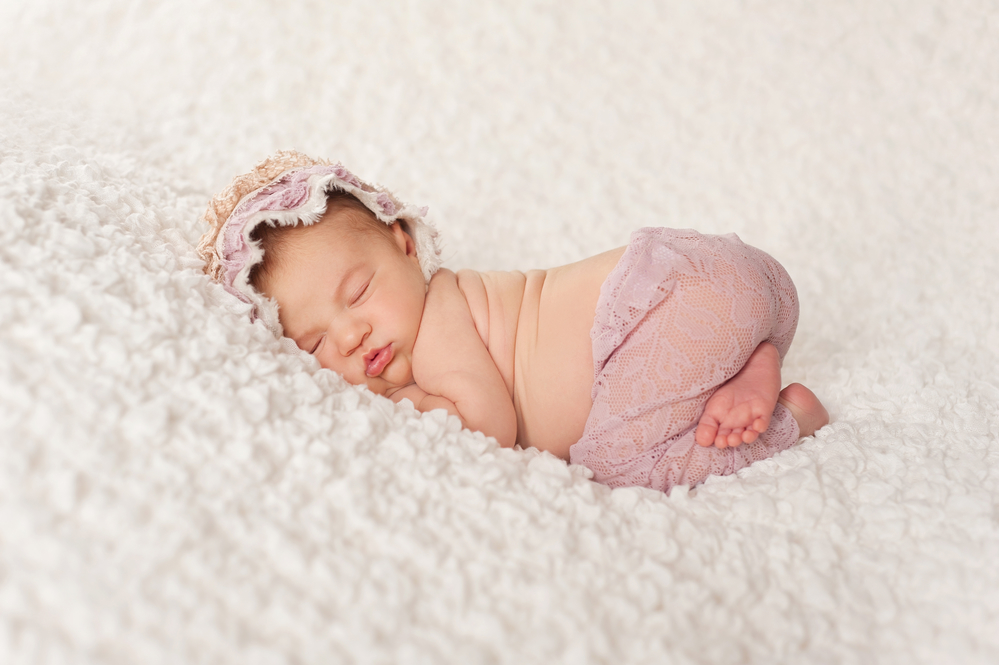 Новорожденный спит под наклоном