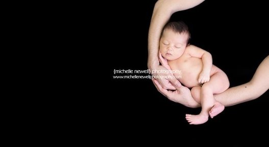 Новорожденный спит на руках в сидячей позе