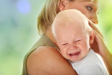 Малыш плачет на руках у мамы