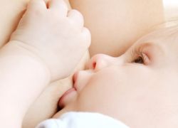как правильно прикладывать новорожденного для кормления