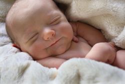 почему новорожденный вздрагивает во сне