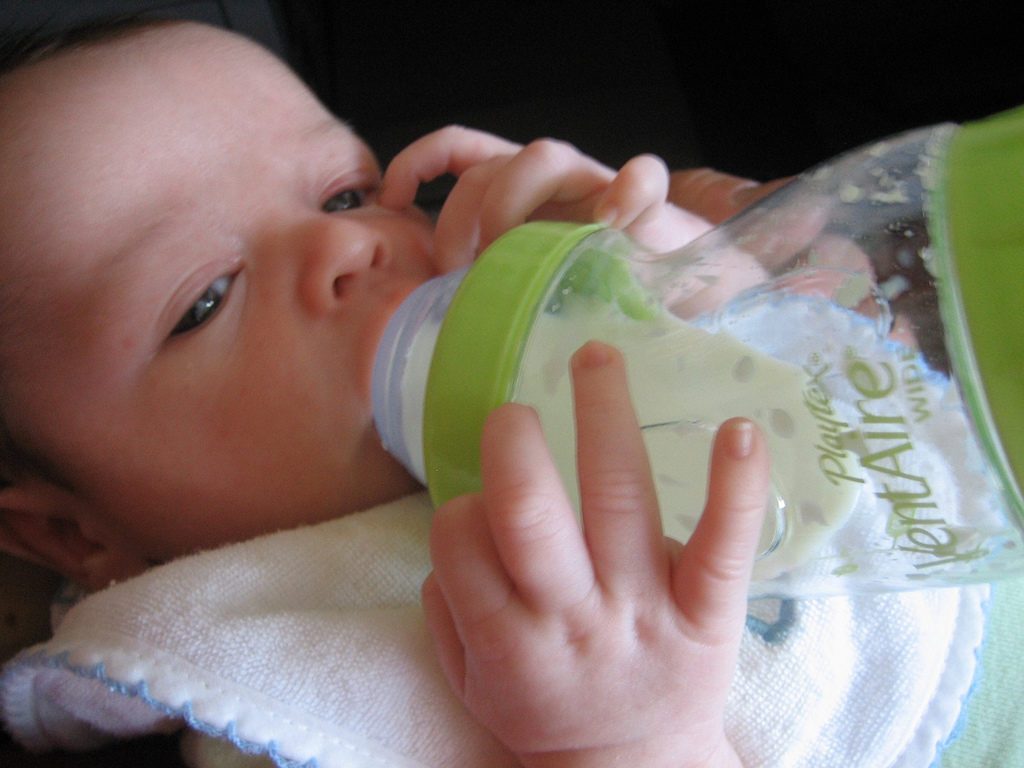 Сколько новорожденный должен съедать за одно кормление грудного молока