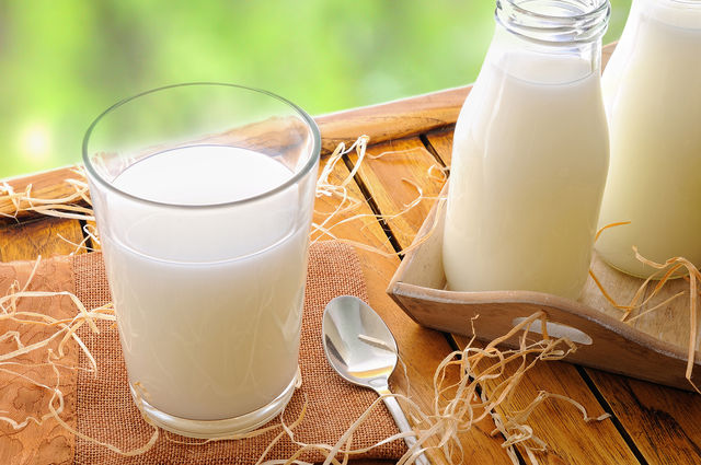 Цельное молоко кишит опасными бактериями и может спровоцировать аллергию у малыша