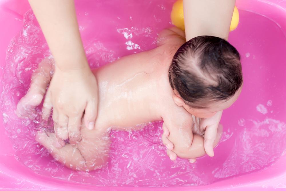 Как подмывать новорожденного мальчика