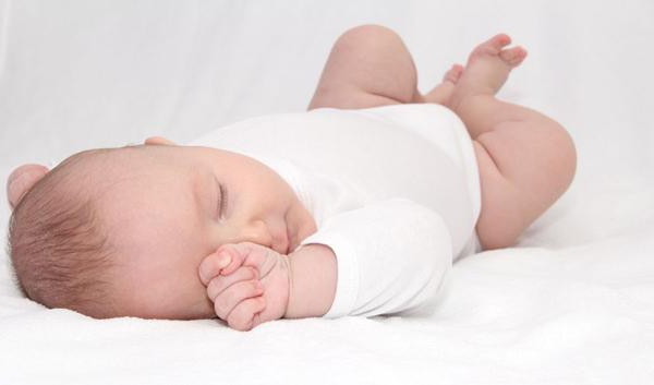 как укладывать новорожденного спать днем