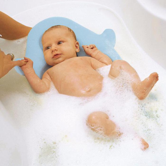 Как правильно купать новорожденного мальчика