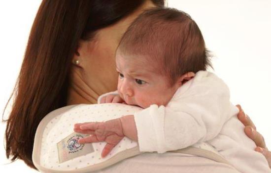 Почему рекомендуется держать новорожденного столбиком после кормления? Как правильно держать новорожденного столбиком?