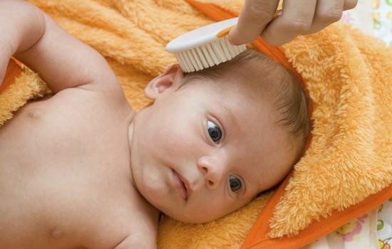 Корочки на голове у новорождённых - что это. Как убрать корочки на голове у новорождённых, нужно ли их счищать?