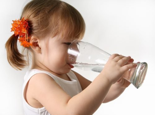 Ребенок должен пить чистую воду
